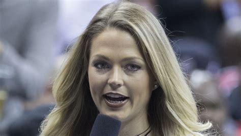 NBA Reporter Allie LaForce Stuns in Plunging Dress。